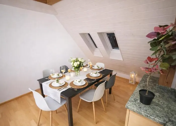 Charming Attic Duplex In アパート